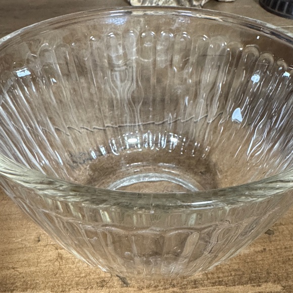 Pyrex Clear Ribbed Glass Mixing Bowl - Picture 3 of 4